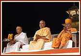 Swamishri and spiritual leaders offer mantra pushpanjali amidst Vedic chantings in respect to those who died in the carnage