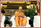 Swamishri and spiritual leaders offer mantra pushpanjali amidst Vedic chantings in respect to those who died in the carnage