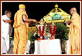 Swamishri, spiritual leaders and 30,000 people in the assembly perform arti