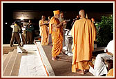 Swamishri, spiritual leaders and 30,000 people in the assembly perform arti