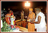 Swamishri, spiritual leaders and 30,000 people in the assembly perform arti