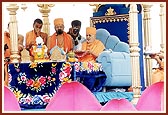 Swamishri performs the arti of Shri Harikrishna Maharaj and Shri Ganapatiji.