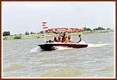 Swamishri, together with Shri Harikrishna Maharaj and Shri Ganapatiji sail in the river. 