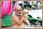 Swamishri bathing in the river Utavali. 