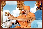 Swamishri bathes Shri Harikrishna Maharaj with water from the holy rivers.