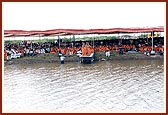 Swamishri reaches the river bank and blesses the devotees