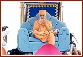 Swamishri joins in the 'Swaminarayan Mahamantra' dhun.