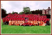 Group photo of Phase 2 kishores with Pujya Kothari Swami and sadhus