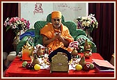 Swamishri offers prayers to Thakorji during the Chopada pujan rituals