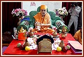   Swamishri performs Chopada pujan arti