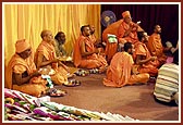   Swamishri performs Chopada pujan arti