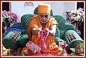 Swamishri offers mantra pushpanjali 