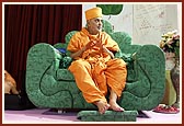 Swamishri blesses the assembly 