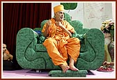 Swamishri blesses the assembly 