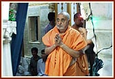 Swamishri arrives for darshan at Akshar Deri