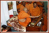 Swamishri sanctifies the administrative office with Thakorji