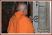 Swamishri absorbed in darshan of Yogiji Maharaj in Akshar Deri 