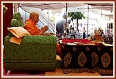 Swamishri invites Maharaj in his puja