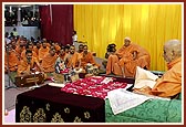Swamishri chanting the Swaminarayan mantra in his puja