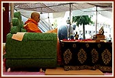 Swamishri chanting the Swaminarayan mantra in his puja