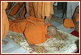 Swamishri offers prostrations to the shrine of Yogiji Maharaj