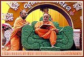 Swamishri in the New Year's assembly