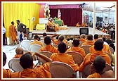 Swamishri blesses the New Year's assembly