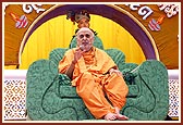 Swamishri blesses the New Year's assembly
