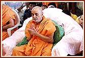 Swamishri devotionally sings the thals before Thakorji