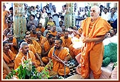 'Jai Sadguru Swami ...' Swamishri performs the annakut arti