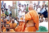 Swamishri performs Annakut arti in the main mandir