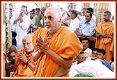Swamishri engaged in darshan of Thakorji