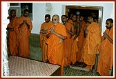 Swamishri doing darshan in the room where Yogiji Maharaj resided