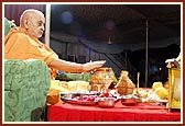 Kalash pujan: Swamishri invokes Varun into kalash