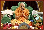 Swamishri prays to Thakorji