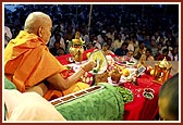 While chanting the Janmangal Namavali (Shriji Maharaj's 108 names) Swamishri offers tulsi leaves 