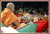 While chanting the Janmangal Namavali (Shriji Maharaj's 108 names) Swamishri offers tulsi leaves 