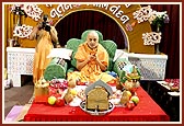 Swamishri and devotees pray for peace and good wishes for the New Year