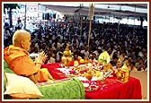 Swamishri and devotees pray for peace and good wishes for the New Year