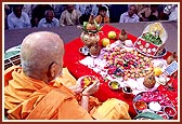 Mantra Pushpanjali: ceremoniously offers flowers to Thakorji