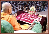 Swamishri meditates on Shriji Maharaj and gurus during his morning puja 