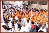 Sadhus and devotees in Swamishri's morning puja