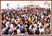 Devotees engaged in New Year's darshan of Swamishri's morning puja