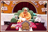 Swamishri chants the holy name of Swaminarayan in his puja