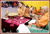 Offering thal to Thakorji