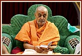 Swamishri reads the Shikshapatri