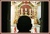 Swamishri doing darshan of Aksharbrahma Gunatitanand Swami, Bhagwan Swaminarayan and Shri Gopalanand Swami