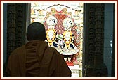 Performs New Year's arti of Thakorji
