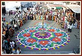 Swamishri looks at the colorful and artistic rangoli done by the devotees