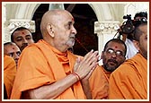 Swamishri doing darshan at the shrine of Shri Hanumanji and Shri Ganapatiji